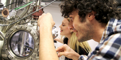 Student Elise Ramleth Østli and PhD candidate Federico Mazzola check their experiment. As part of her master’s project at NTNU, Elise Ramleth Østli spent time in Stockholm, studying the tubes used with intravenous catheters. Back at NTNU, she contacted Justin Wells at the Department of Physics, asking if he was interested in continuing studies on these types of medical materials. Photo: Per Henning/NTNU