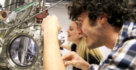 Student Elise Ramleth Østli and PhD candidate Federico Mazzola check their experiment. As part of her master’s project at NTNU, Elise Ramleth Østli spent time in Stockholm, studying the tubes used with intravenous catheters. Back at NTNU, she contacted Justin Wells at the Department of Physics, asking if he was interested in continuing studies on these types of medical materials. Photo: Per Henning/NTNU